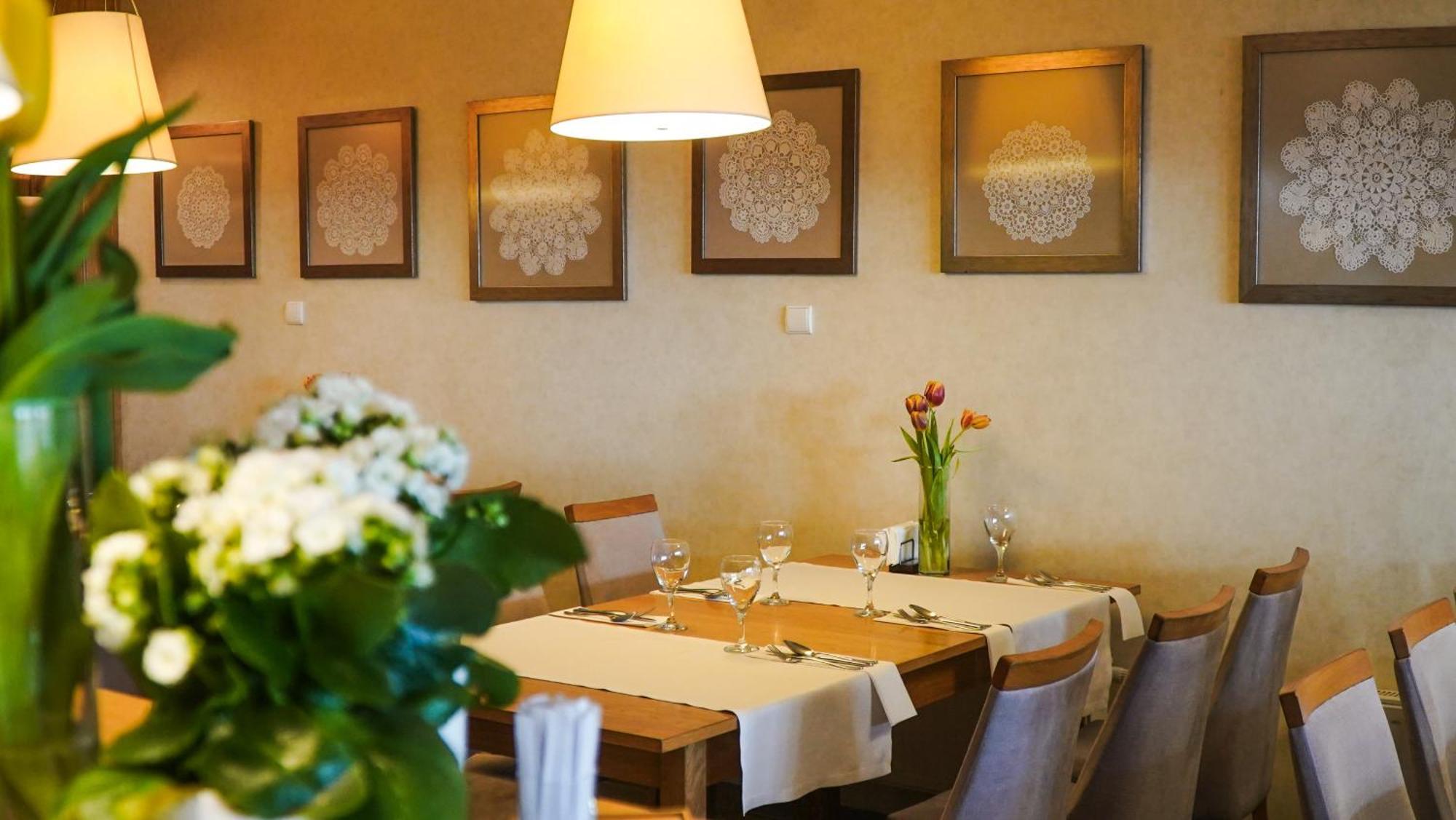 Hotel Antek Zlinice エクステリア 写真