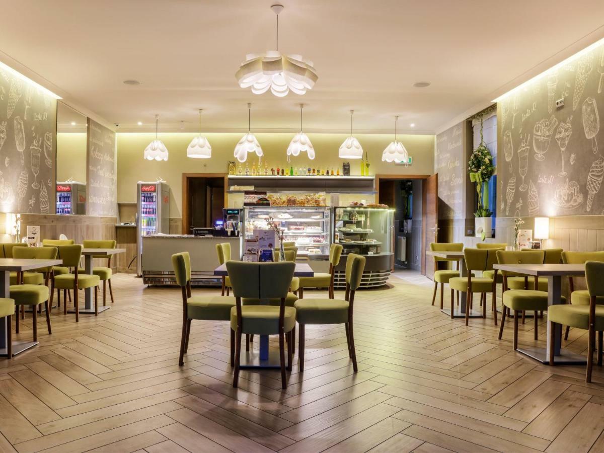 Hotel Antek Zlinice エクステリア 写真