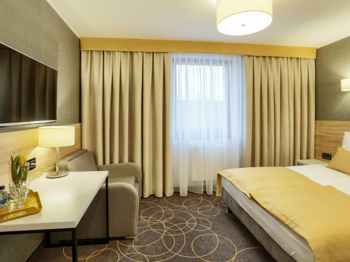 Hotel Antek Zlinice エクステリア 写真