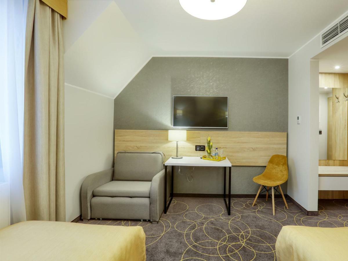 Hotel Antek Zlinice エクステリア 写真