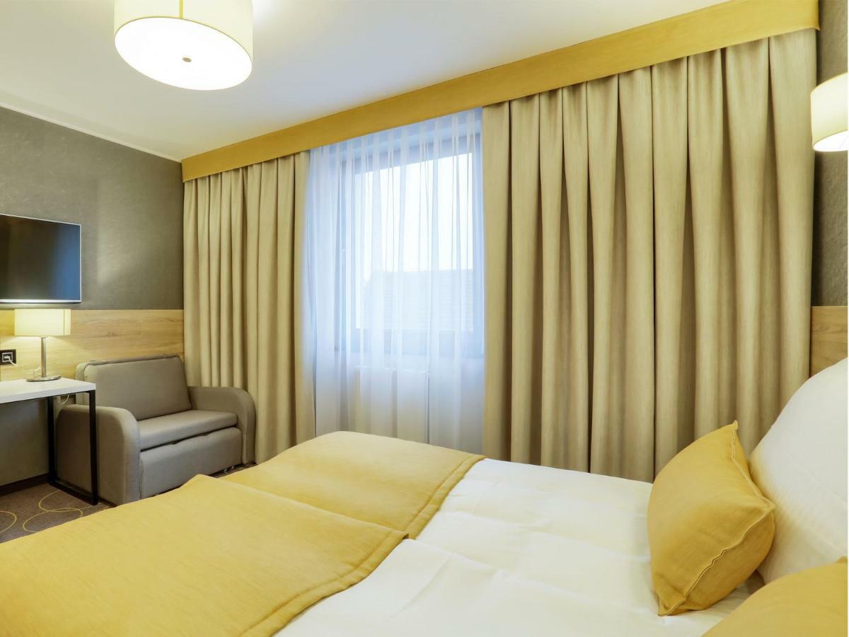 Hotel Antek Zlinice エクステリア 写真