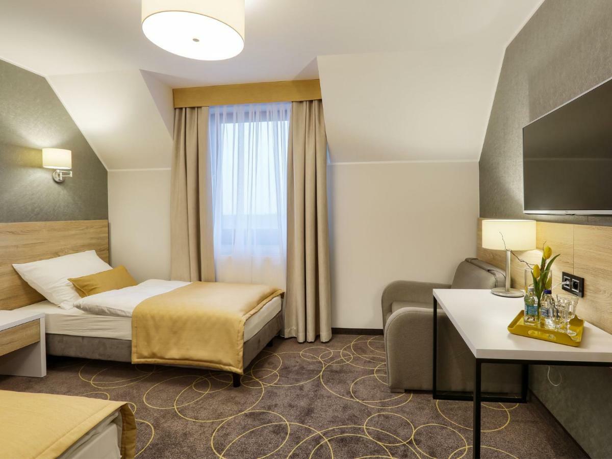 Hotel Antek Zlinice エクステリア 写真