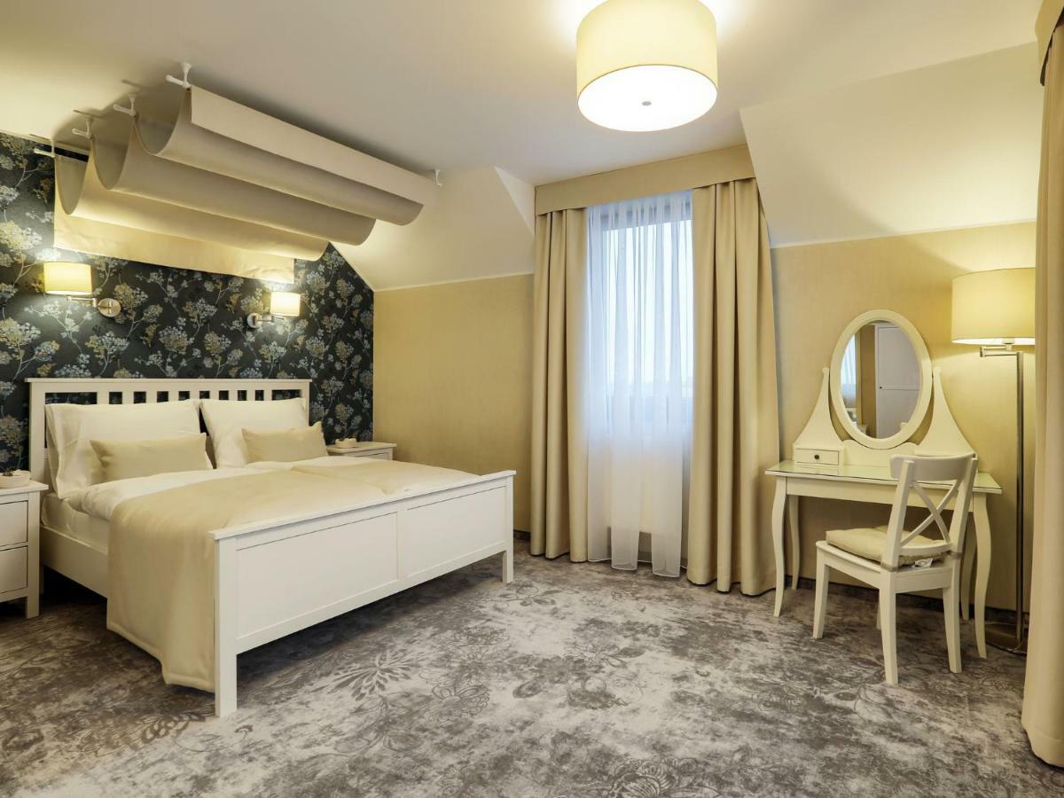 Hotel Antek Zlinice エクステリア 写真