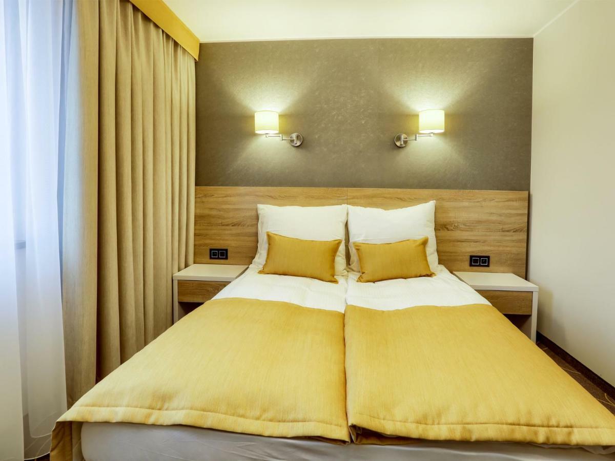 Hotel Antek Zlinice エクステリア 写真