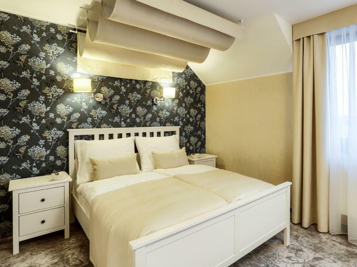 Hotel Antek Zlinice エクステリア 写真