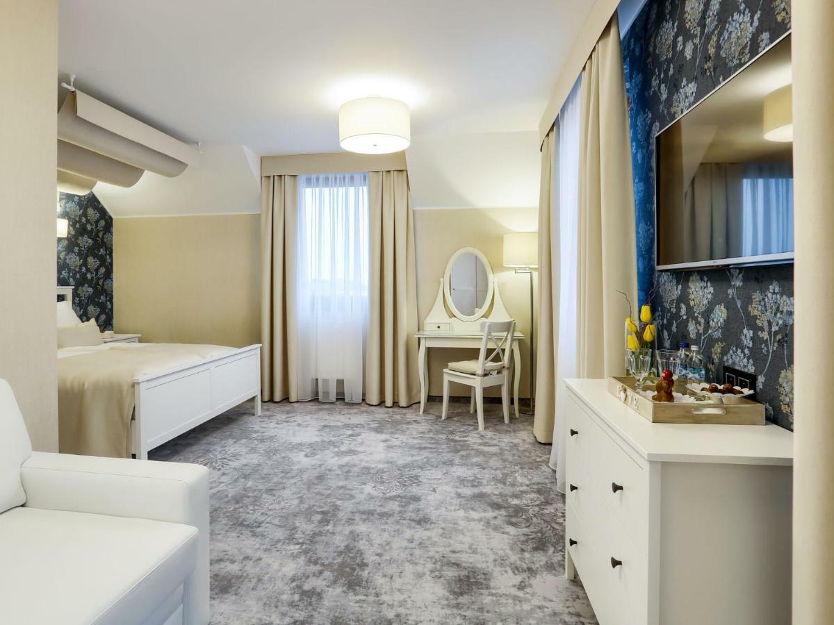 Hotel Antek Zlinice エクステリア 写真