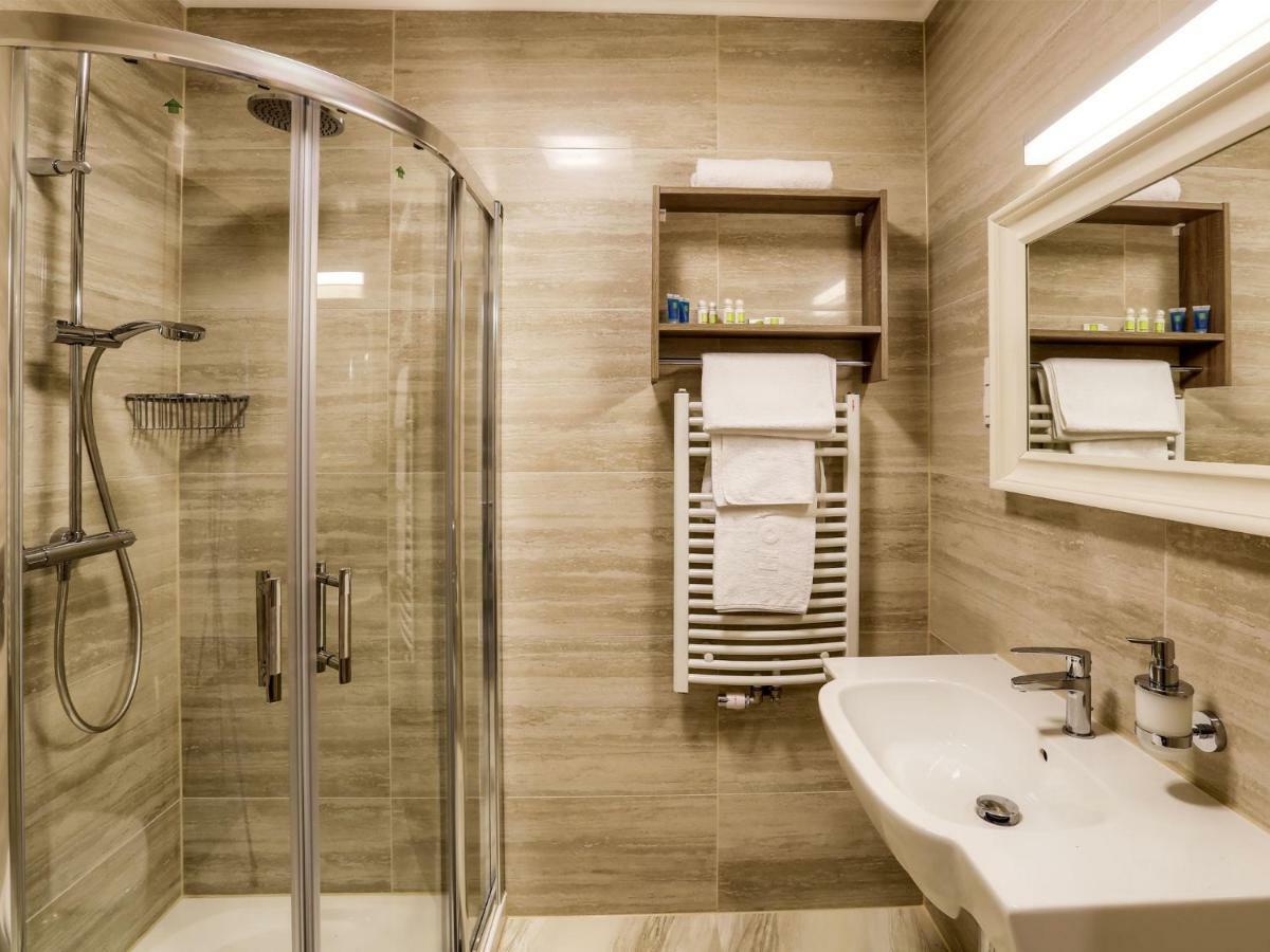Hotel Antek Zlinice エクステリア 写真