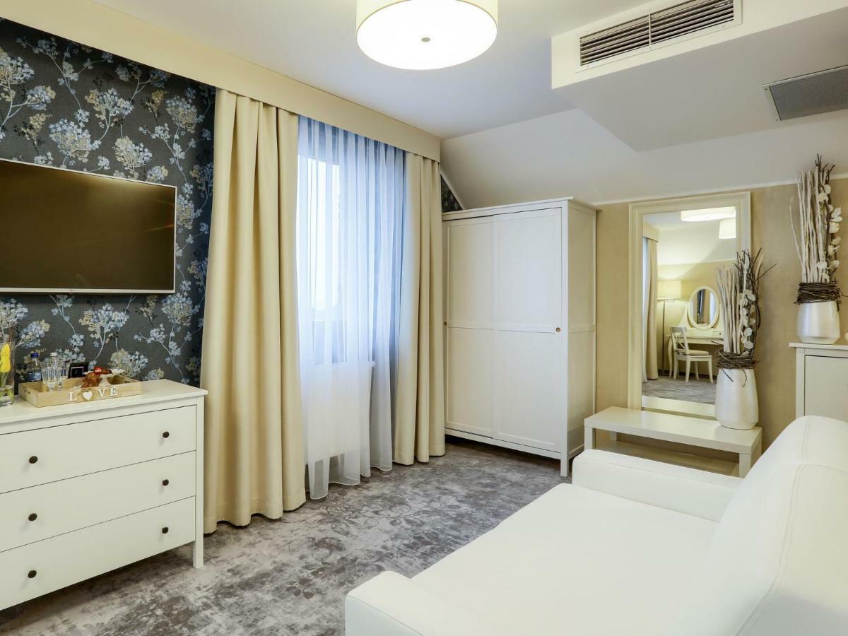 Hotel Antek Zlinice エクステリア 写真